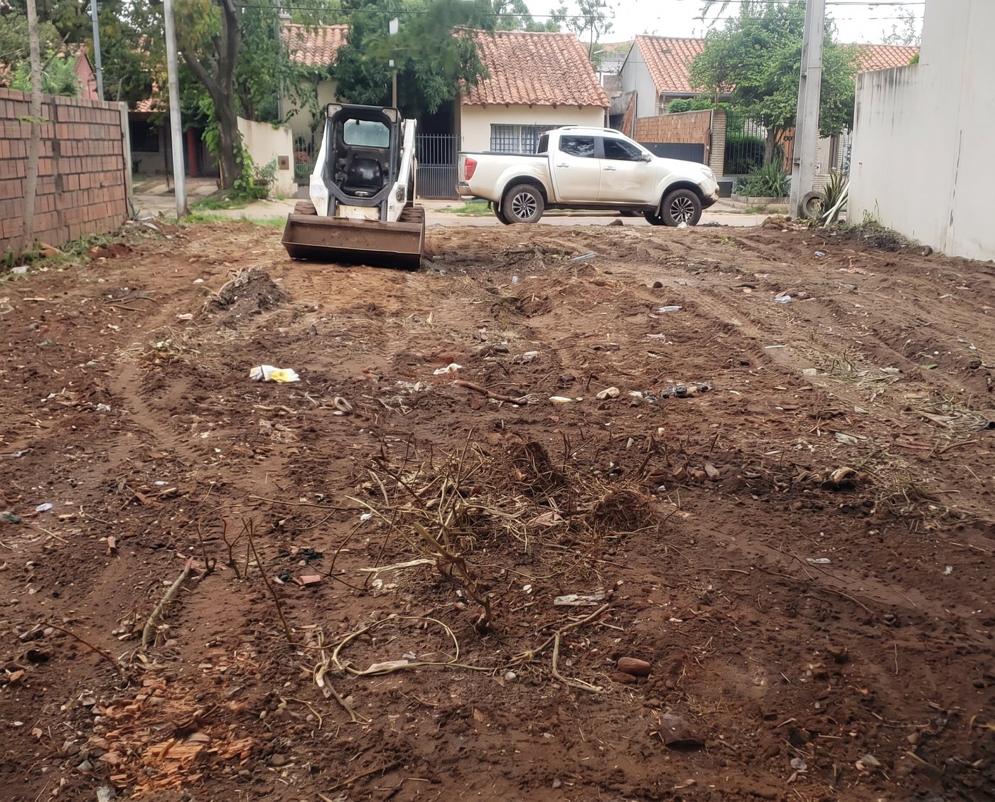 Limpieza del terreno en progreso, vista hacia la calle