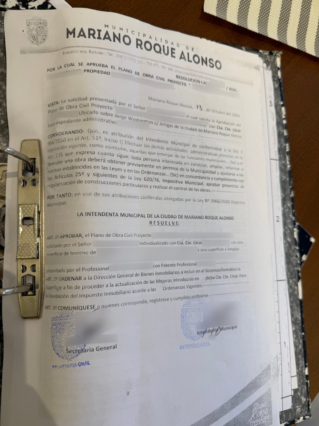 Resolución municipal de aprobación de planos, con datos personales ocultos